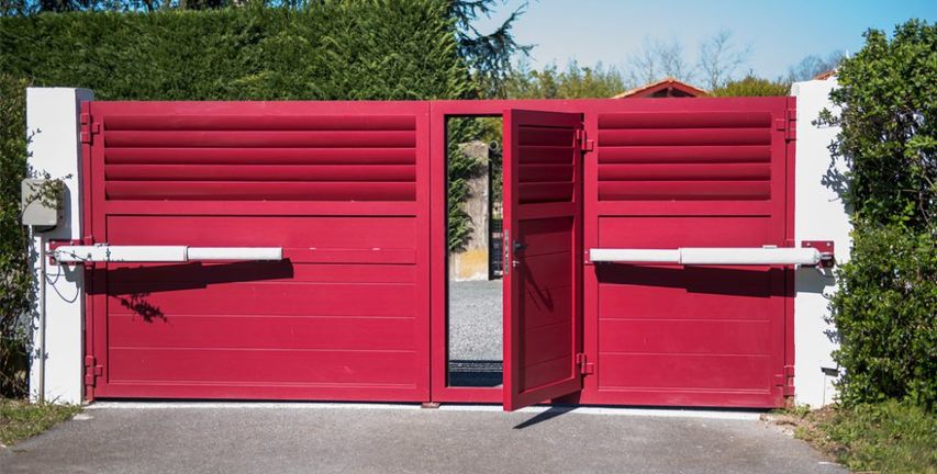 Instalación de puertas automáticas color rojo